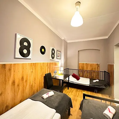 Albergue Explorer Old Town & #don't Be A Tourist, Be An Explorer! *