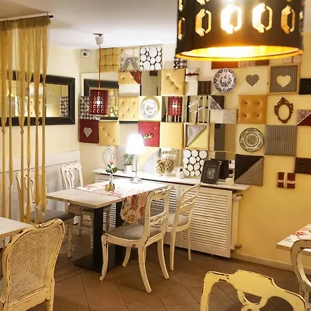 旅馆 Explorer Old Town & #don't Be A Tourist, Be An Explorer!