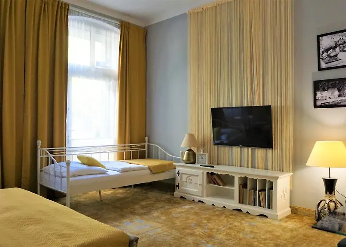 Explorer Old Town & #don't Be A Tourist, Be An Explorer! Vandrerhjem