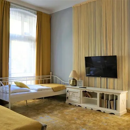 Explorer Old Town & #don't Be A Tourist, Be An Explorer! ホステル