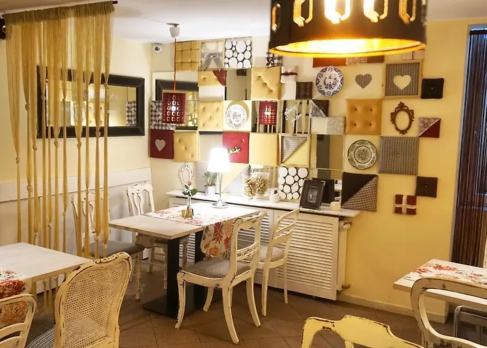 Hostel Explorer Old Town & #don't Be A Tourist, Be An Explorer!