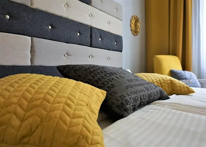 Hostel Explorer Old Town & #don't Be A Tourist, Be An Explorer! *